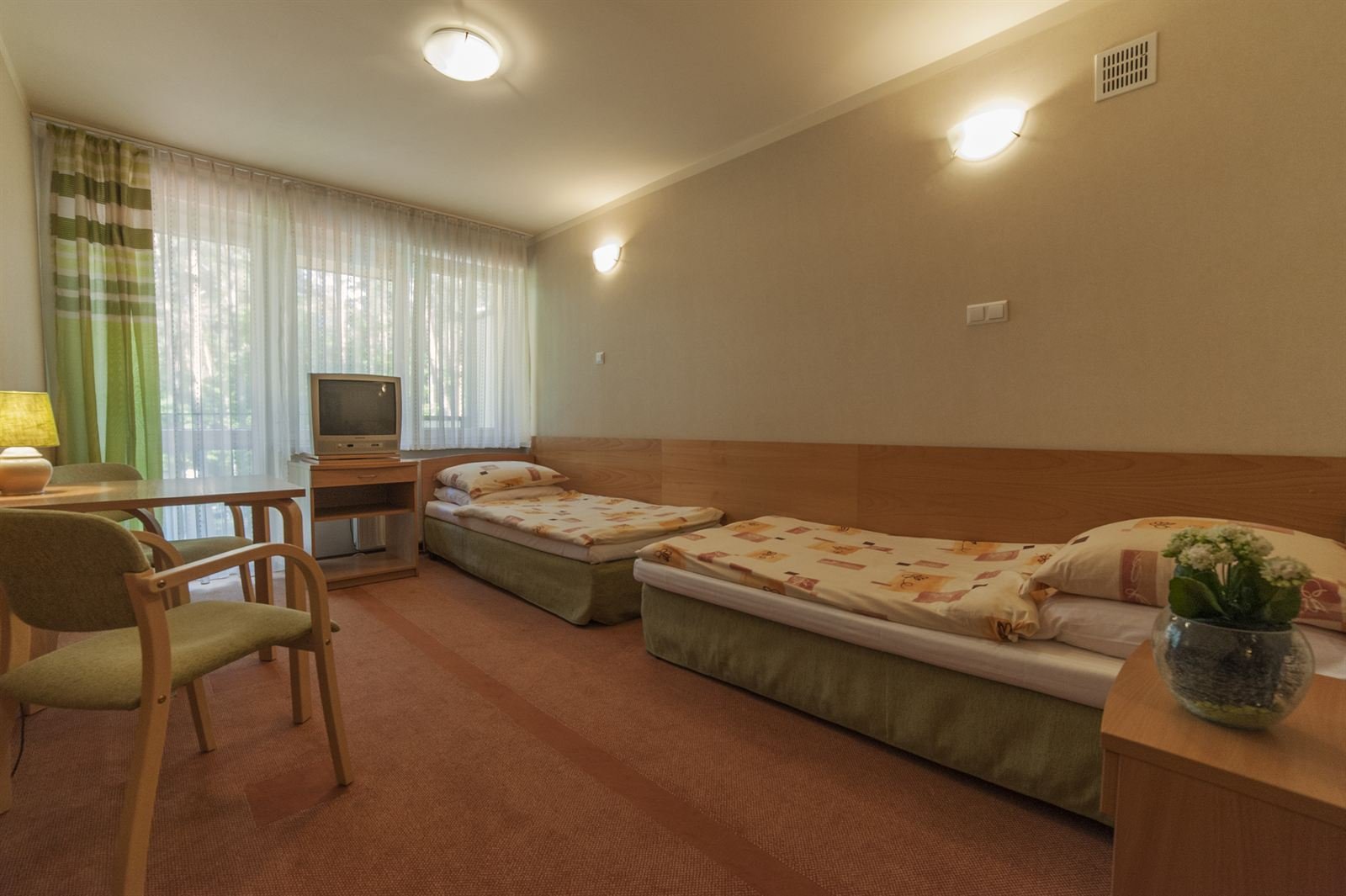 Pokój dwuosobowy w ośrodku z dwoma łóżkami