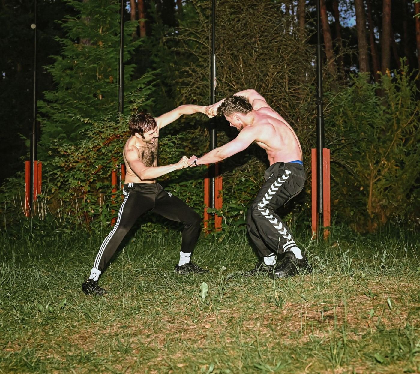 Performans w lesie — dwie osoby w napiętym, tanecznym zwarciu