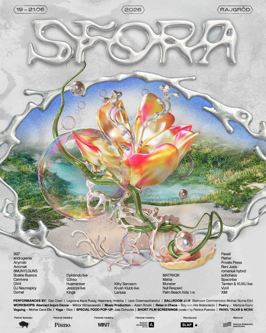 Plakat SFORA 2026: chromowany napis SFORA, opalizujący kwiat nad jeziorem i line-up